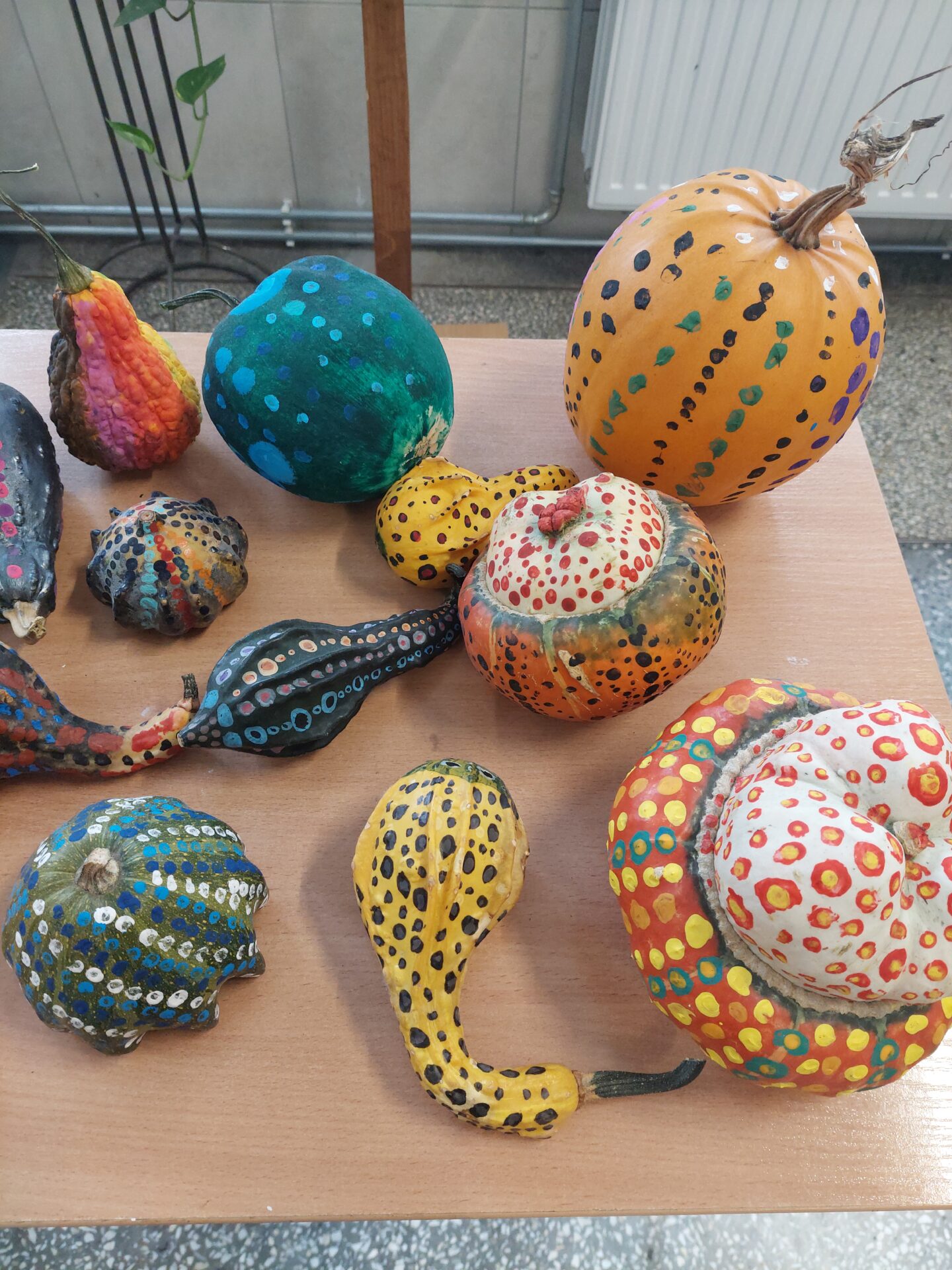 Lekcje plastyki w klasach 7a i b inspirowane twórczością Yayoi Kusamy